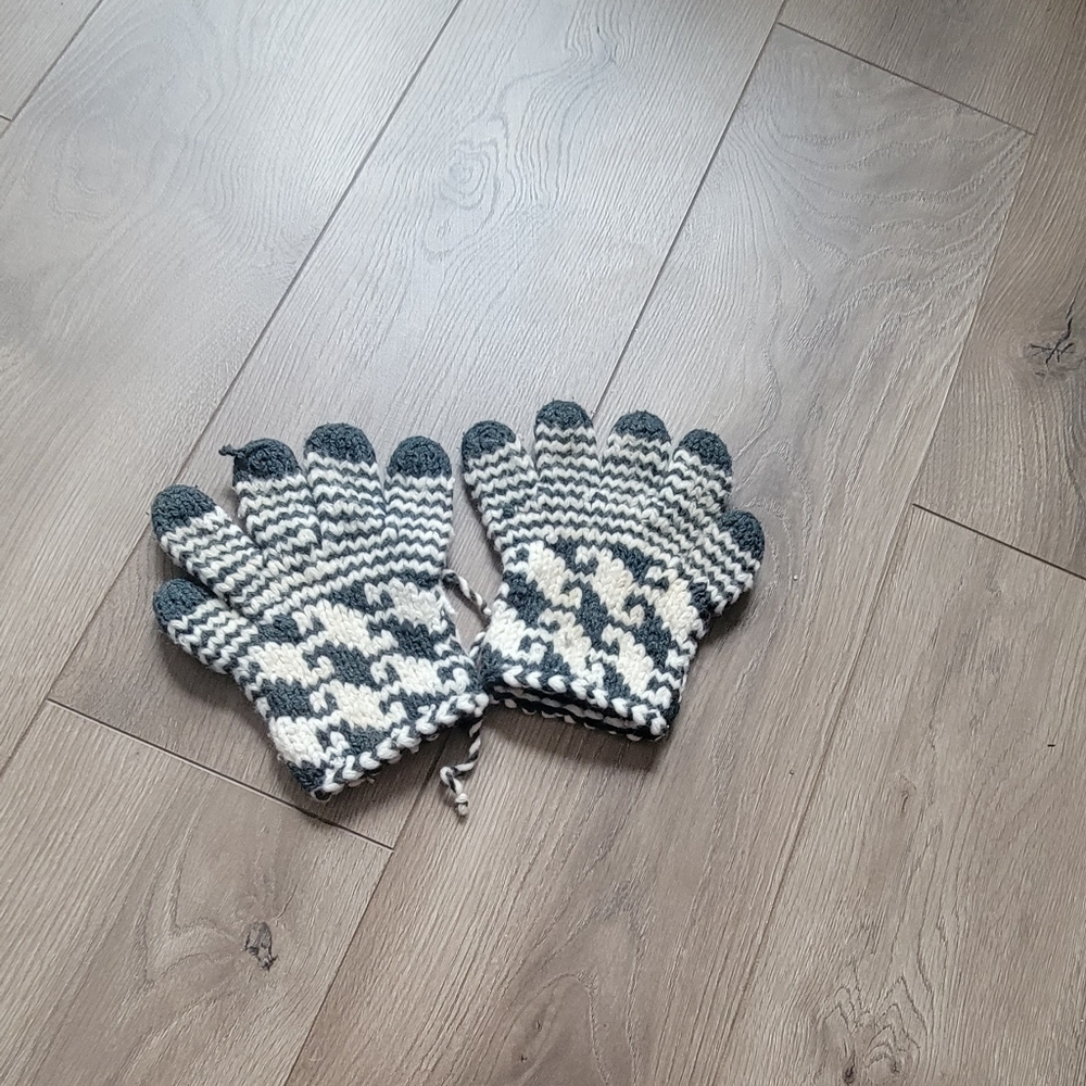 Thick knit gloves